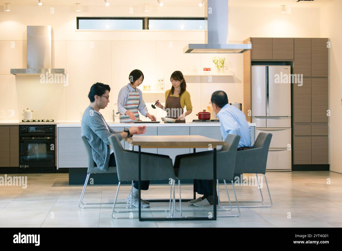 Family in dining room Stock Photo - Alamy