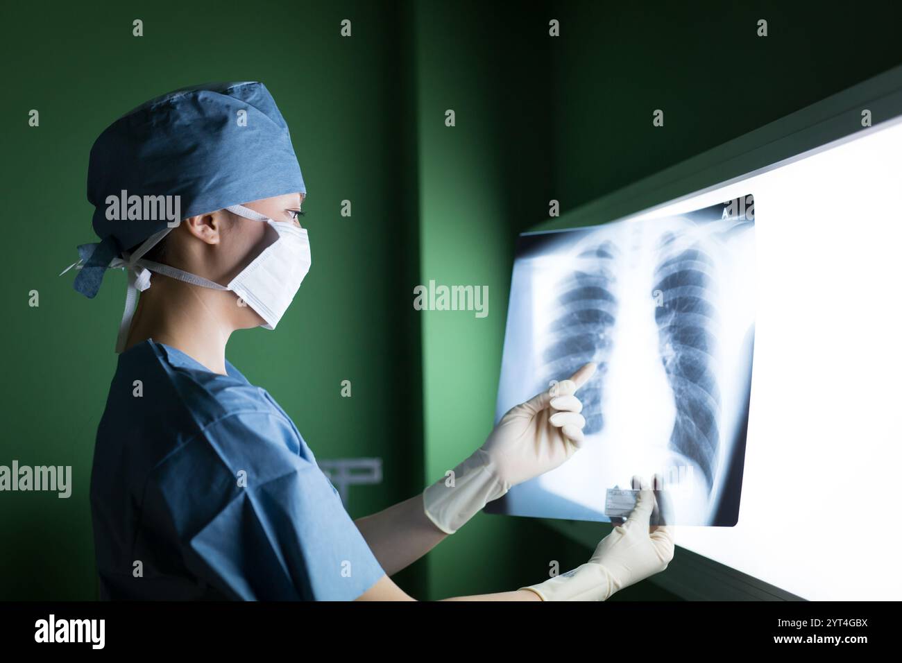 Female doctor mask gown hi-res stock photography and images - Alamy
