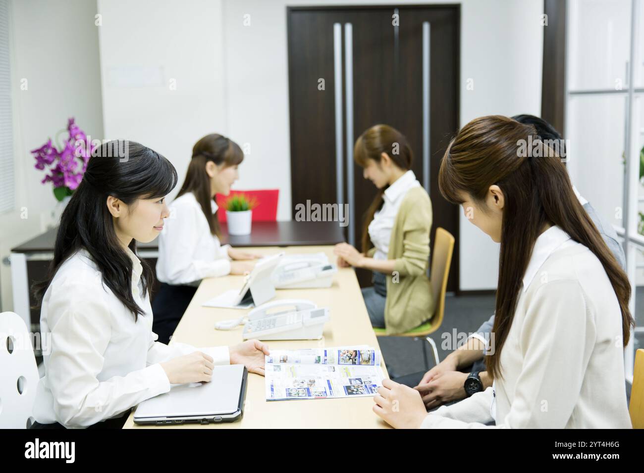 Customer service counter computer hi-res stock photography and images ...
