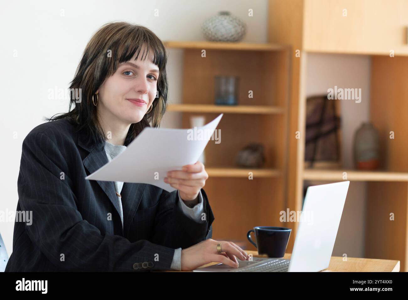 Portrait employee woman working hi-res stock photography and images - Alamy