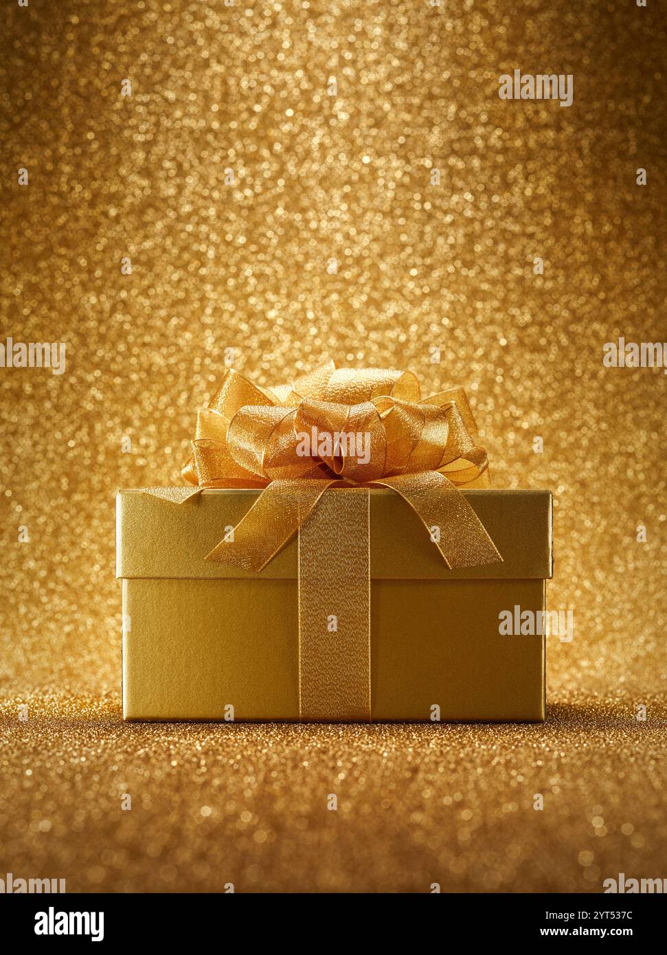 Gold gift box Stock Photo - Alamy