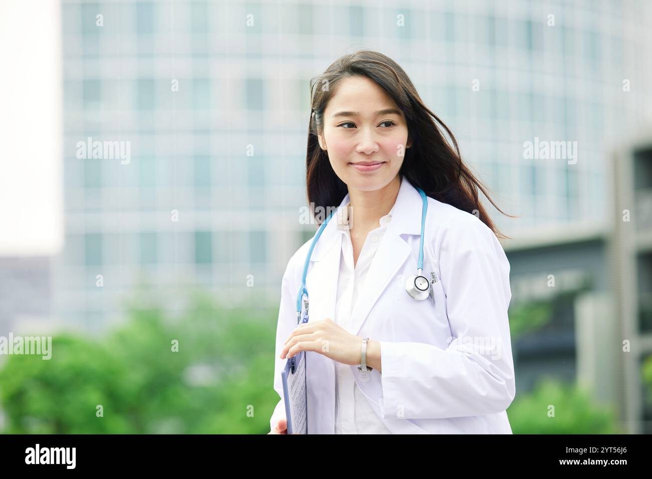 Woman in white coat hi-res stock photography and images - Alamy