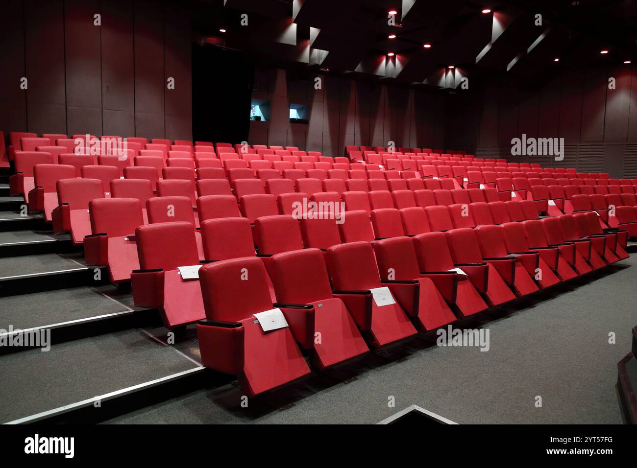 Rows red theatre seats hi-res stock photography and images - Alamy