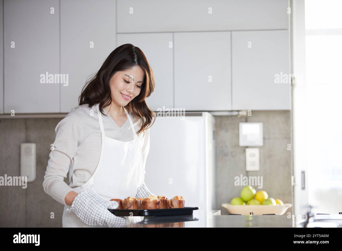 Woman muffin kitchen hi-res stock photography and images - Alamy