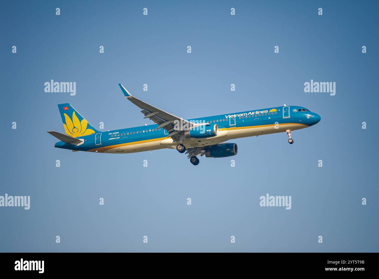 Vietnam airlines a321 hi-res stock photography and images