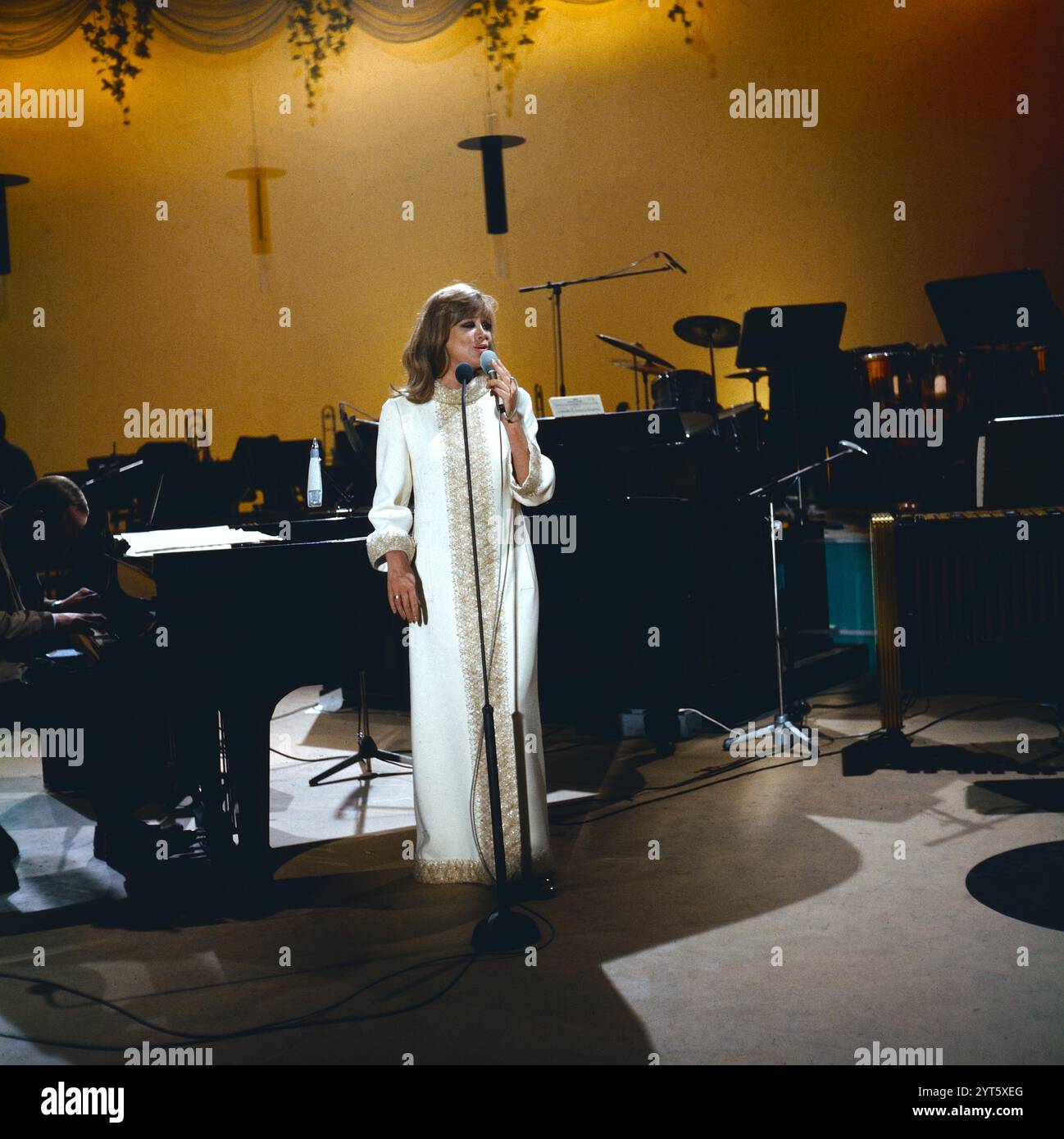 Hildegard Knef, deutsche Chansonsängerin und Schauspielerin, bei einem Konzert in Hamburg, Deutschland, 1968. Hildegard Knef, German actress and Chanson singer, concert in Hamburg, Germany, 1968. Stock Photo