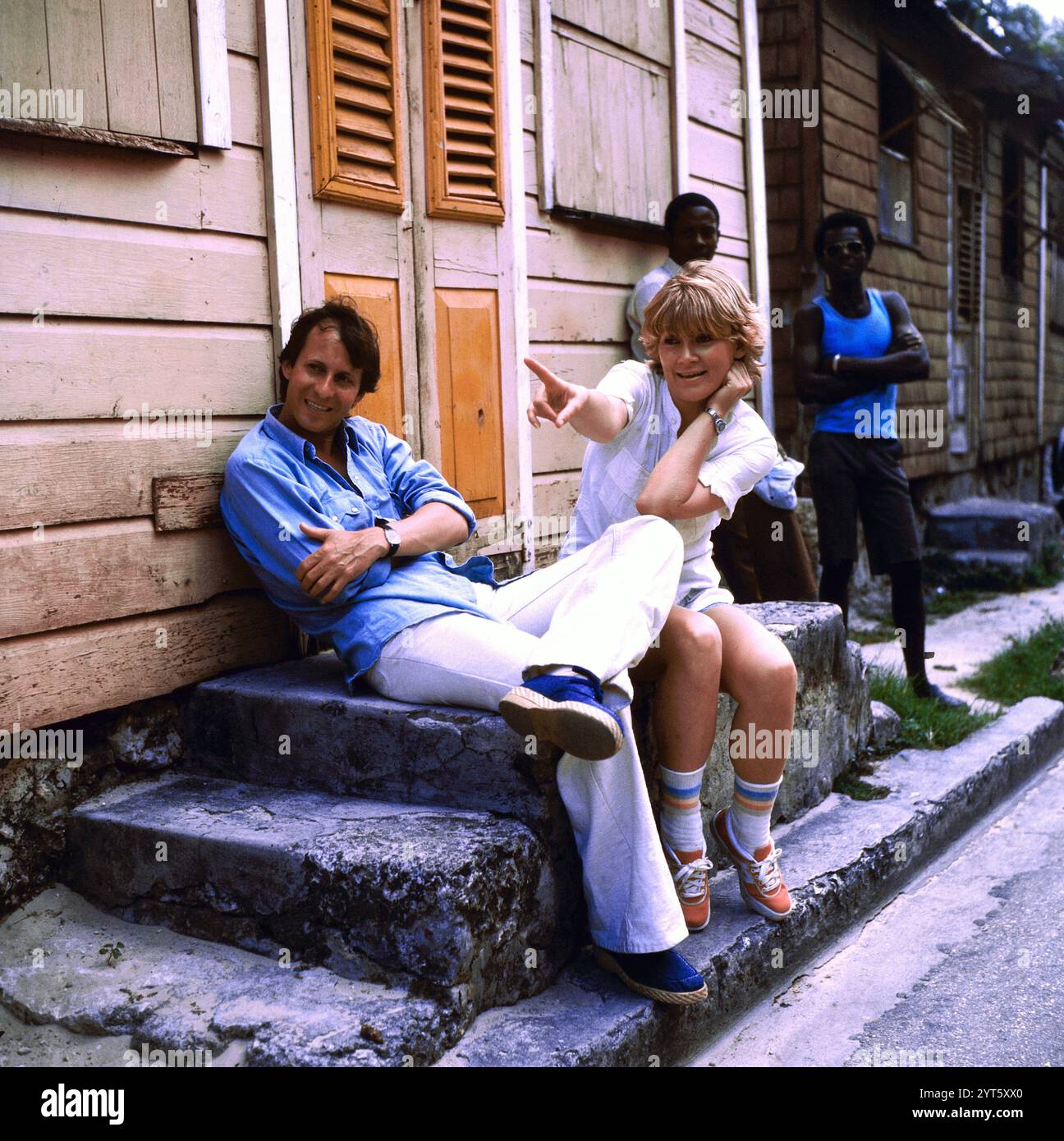 Schlagerstars auf Reisen: Michael Holm und Gitte Haenning in einem Küstendorf auf Barbados, circa 1981. Stock Photo