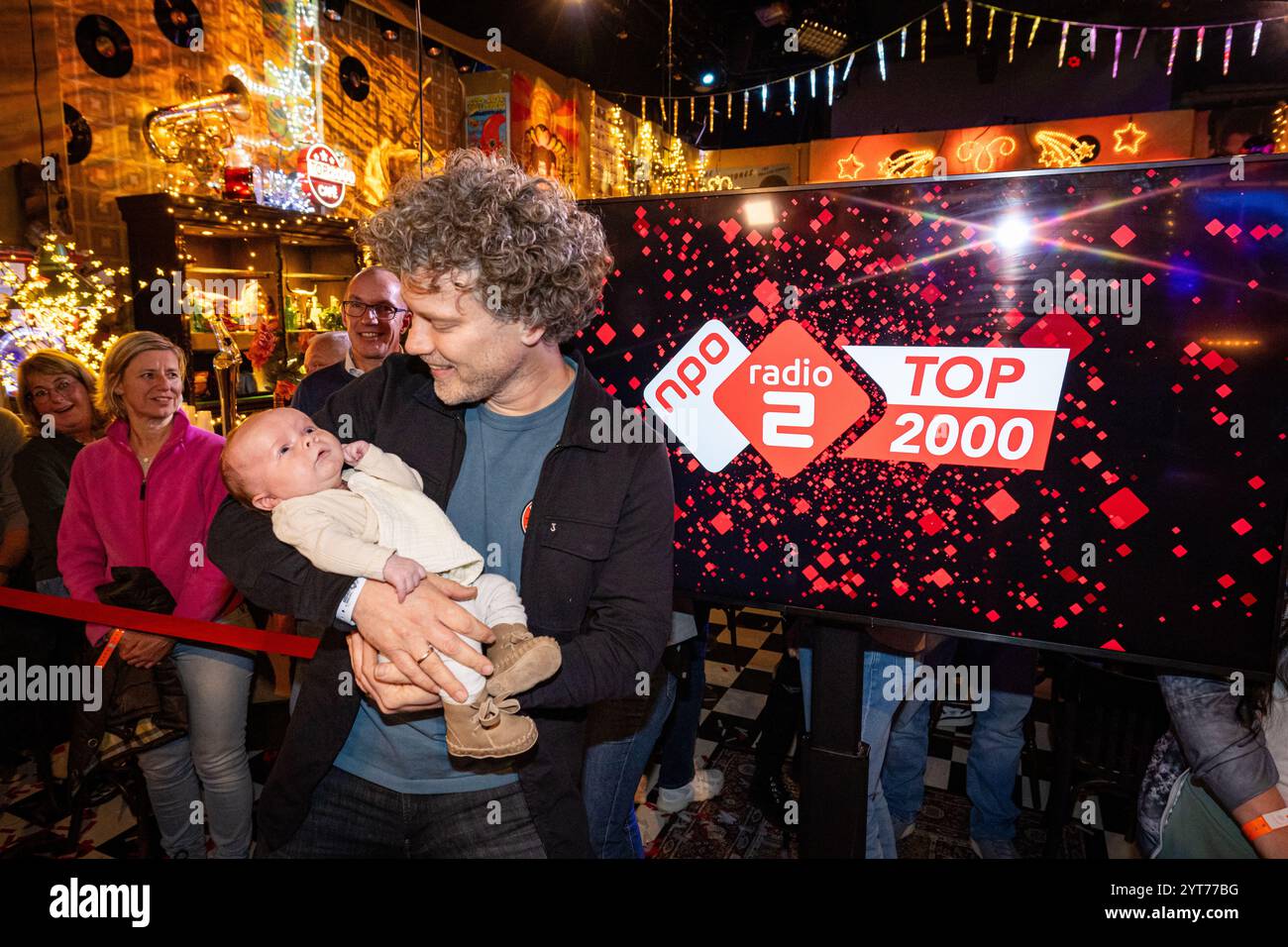 HILVERSUM - Paul Rabbering with his 6-week-old son Pepijn Benja Rabbering announce the top 10 during the voting final day at the Top 2000 Cafe. ANP LEVIN DEN BOER netherlands out - belgium out Stock Photo