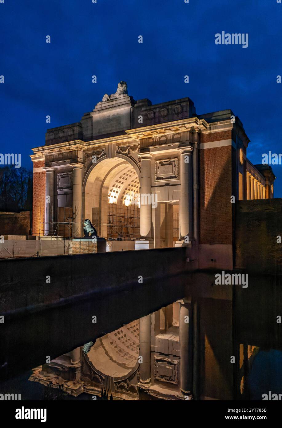 Ypres, Menenpoort memorial to 56, 000 British soldiers missing in action during the First World War, whose names are engraved on the walls. Since 1929, the Last Post ceremony has taken place at 8pm with a military bugle call and the 'Ode to the Fallen' by Laurence Binyons. It ends with 'We will remember them' and a minute's silence Stock Photo