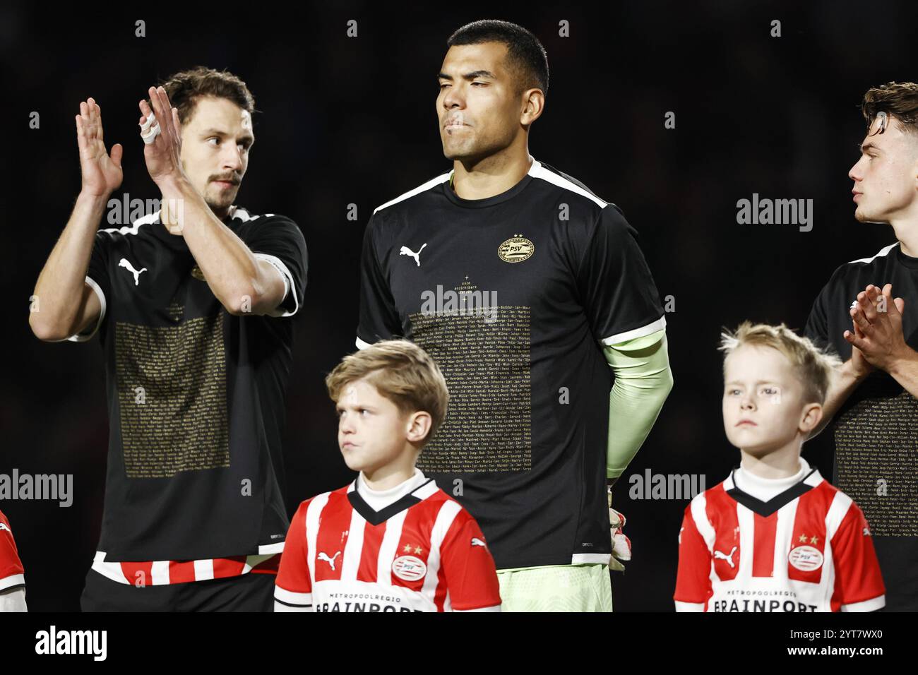 EINDHOVEN - Players of PSV wear shirts with the names of bereaved fans during the Dutch Eredivisie match between PSV Eindhoven and FC Twente at Phillips Stadium on Dec. 6, 2024 in Eindhoven, Netherlands. ANP MAURICE VAN STEEN Stock Photo