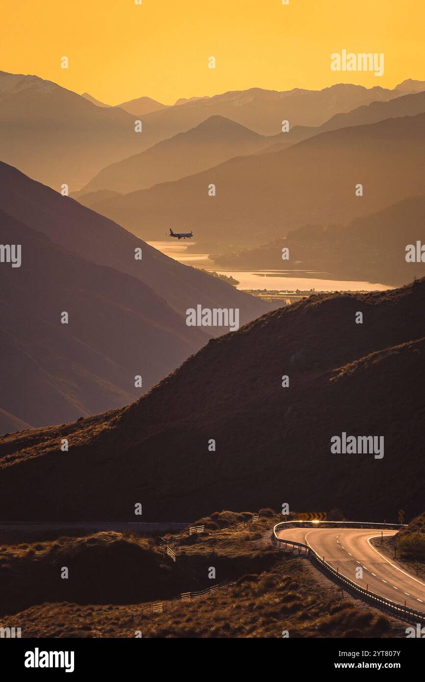 Airplane flying towards sun hi-res stock photography and images - Alamy