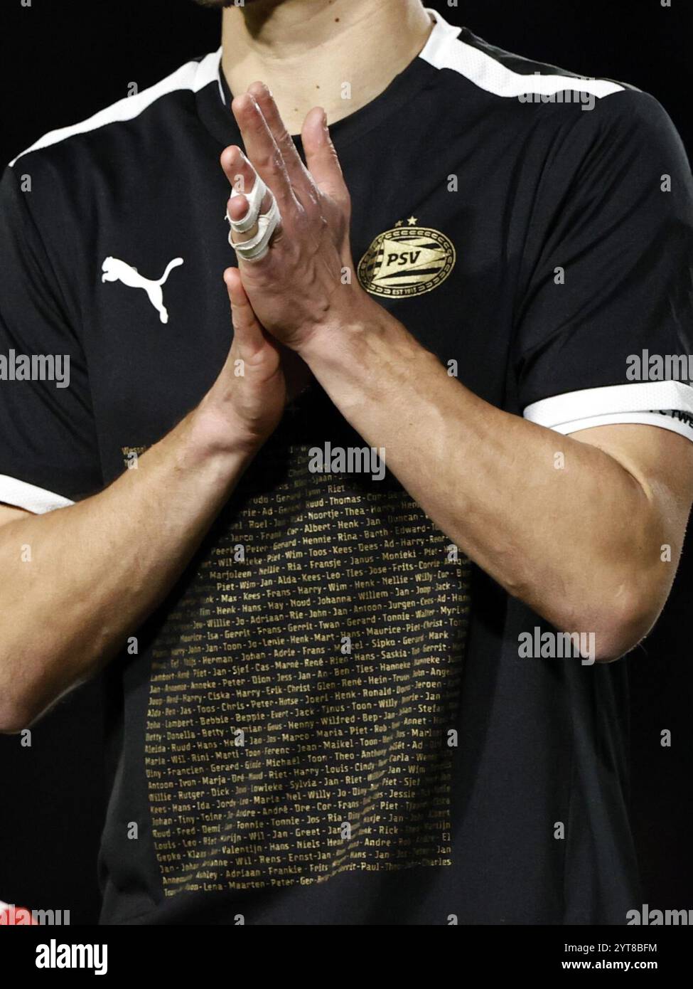 EINDHOVEN - Players of PSV wear shirts with the names of bereaved fans during the Dutch Eredivisie match between PSV Eindhoven and FC Twente at Phillips Stadium on Dec. 6, 2024 in Eindhoven, Netherlands. ANP MAURICE VAN STEEN Stock Photo