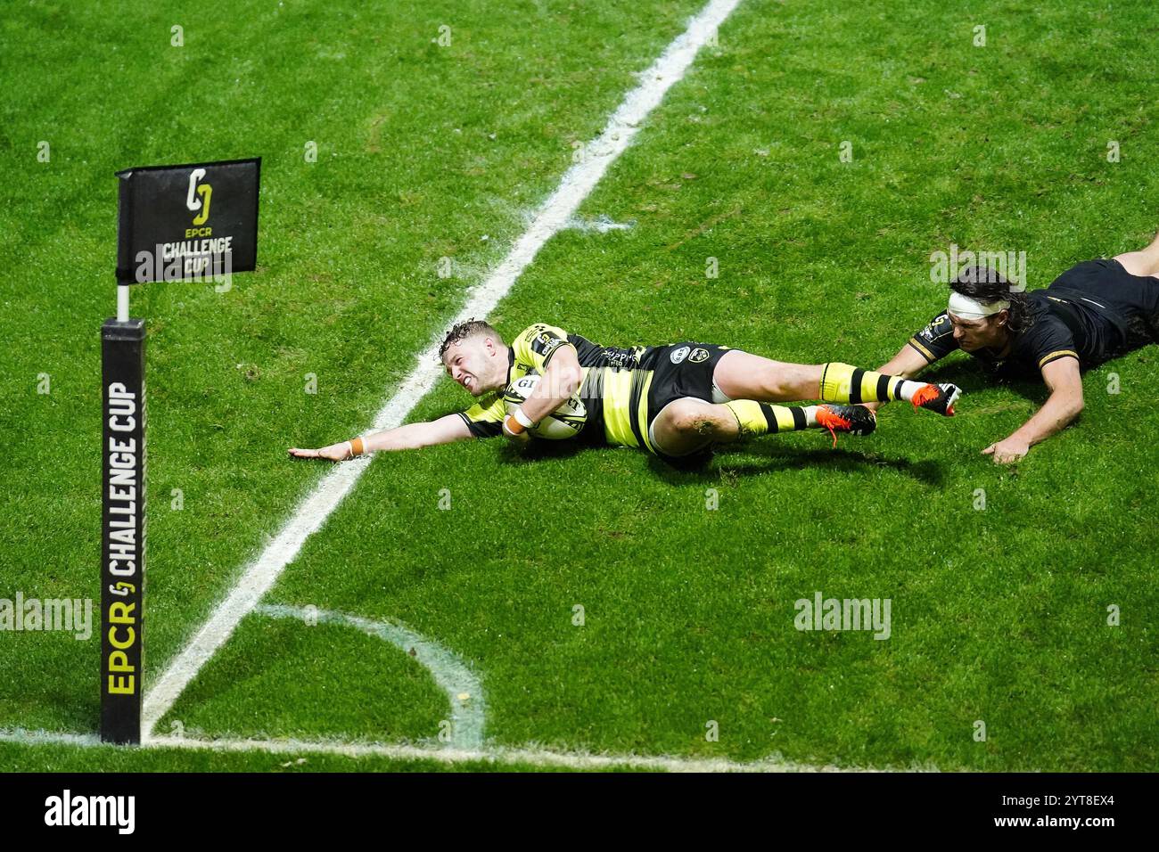 Dragons' Angus O'Brien (centre) scores a try during the Challenge Cup ...