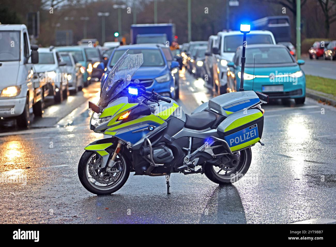 Einsatzfahrzeuge der Polizei Ein Motorradpolizist sperrt und sichert eine Straße Essen Nordrhein-Westfalen Deutschland *** Police emergency vehicles A motorcycle policeman blocks and secures a road Essen North Rhine-Westphalia Germany Stock Photo