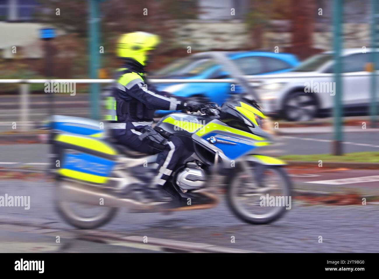 Einsatzfahrzeuge der Polizei BEARBEITET: Ein Motorradpolizist bei einer Streifenfahrt im Regen *** Police emergency vehicles BEARBEITET A motorcycle policeman on patrol in the rain Stock Photo