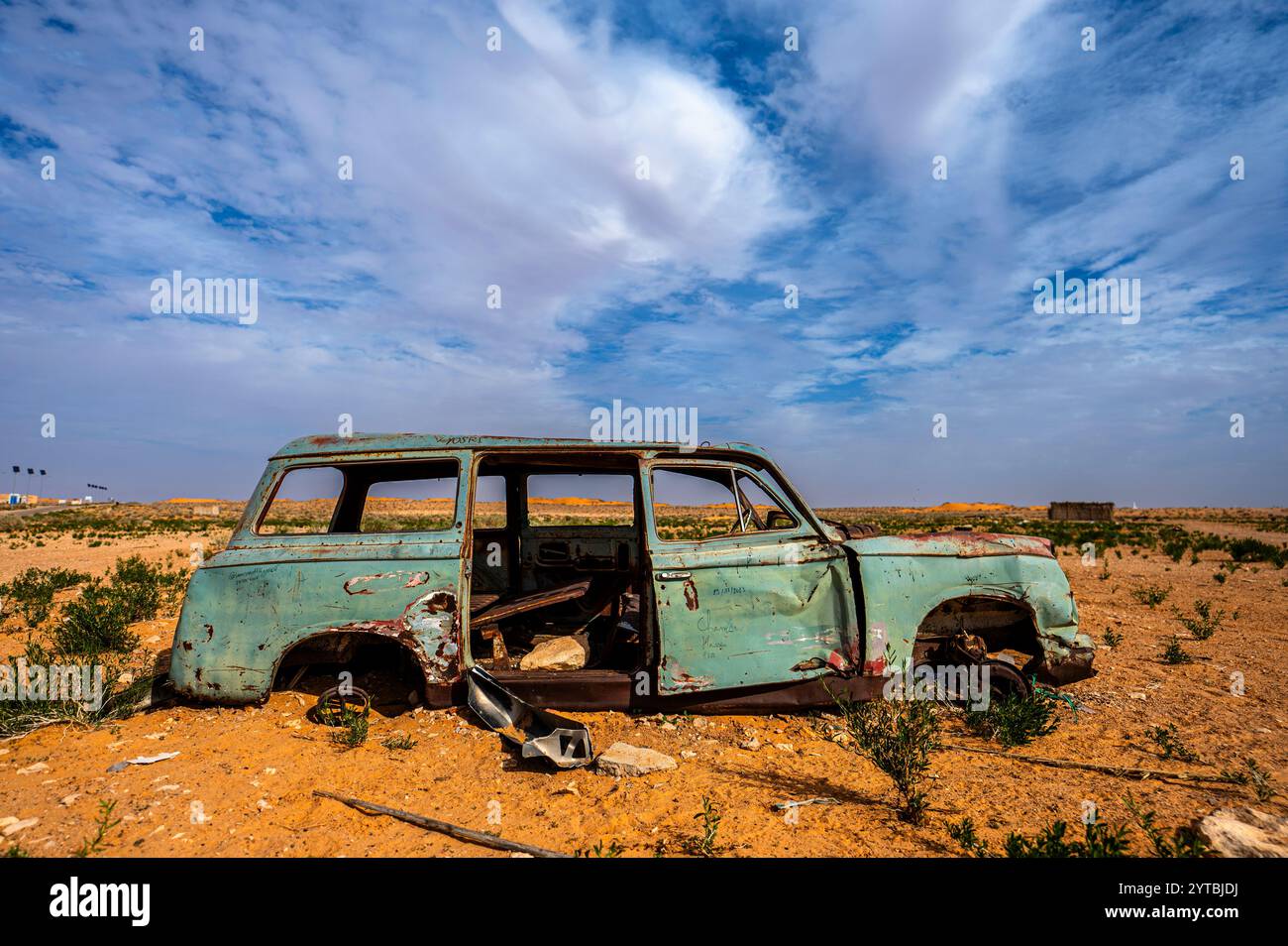 Wrecked car in desert hi-res stock photography and images - Alamy