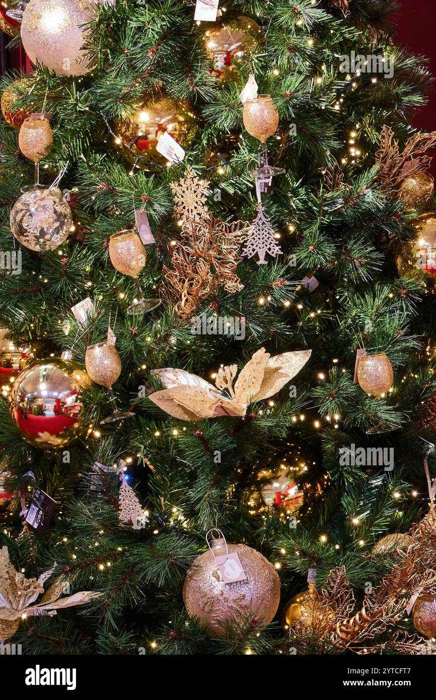 Crackers christmas tree hi-res stock photography and images - Alamy