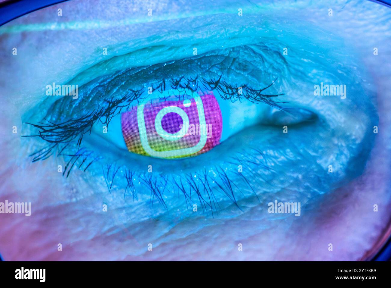 Instagram Nutzerin, Symbolfoto, Logo der Instagram App ersetzt symbolisch ihr Auge, München, Dezember 2024 Deutschland, München, Dezember 2024, Instagram Nutzerin, das Logo der Instagram App ersetzt symbolisch ihre Pupille, Social Media, Soziales Netzwerk, Frau Ü50, Augen, Brille, Instagram gehört zu Meta, Internet, Symbolfoto, Symbolbild, *** Instagram user, symbolic photo, logo of the Instagram app symbolically replaces her eye, Munich, December 2024 Germany, Munich, December 2024, Instagram user, the logo of the Instagram app symbolically replaces her pupil, social media, social network, wo Stock Photo