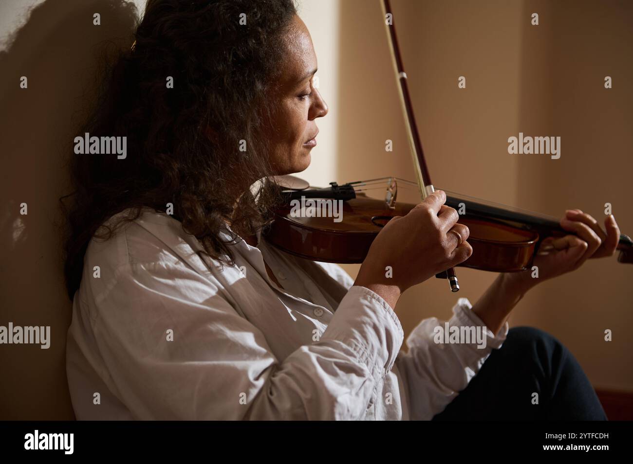 Silhouette woman playing violin hi-res stock photography and images - Alamy