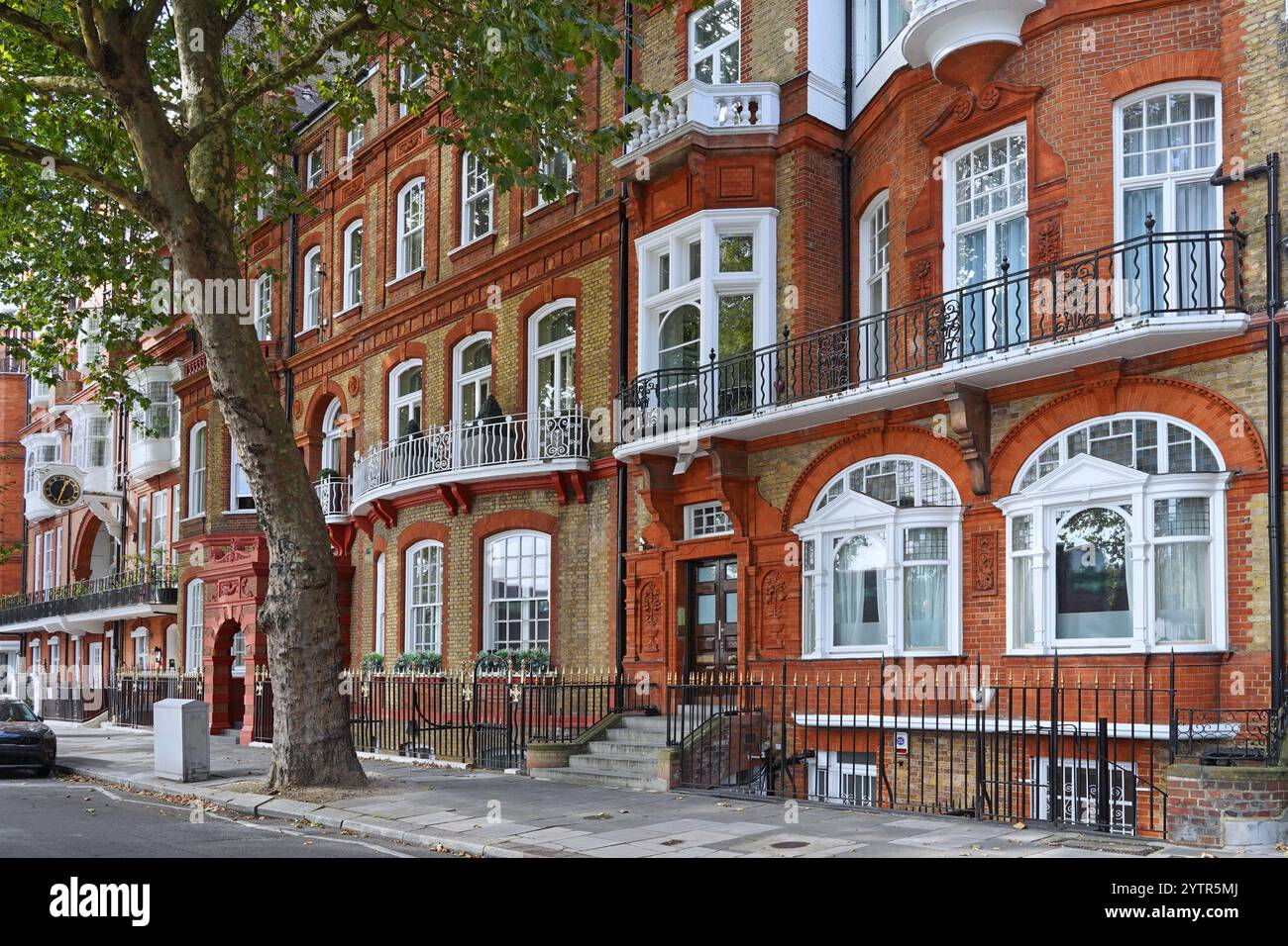 Front of elegant old apartment building in Chelsea district of London ...