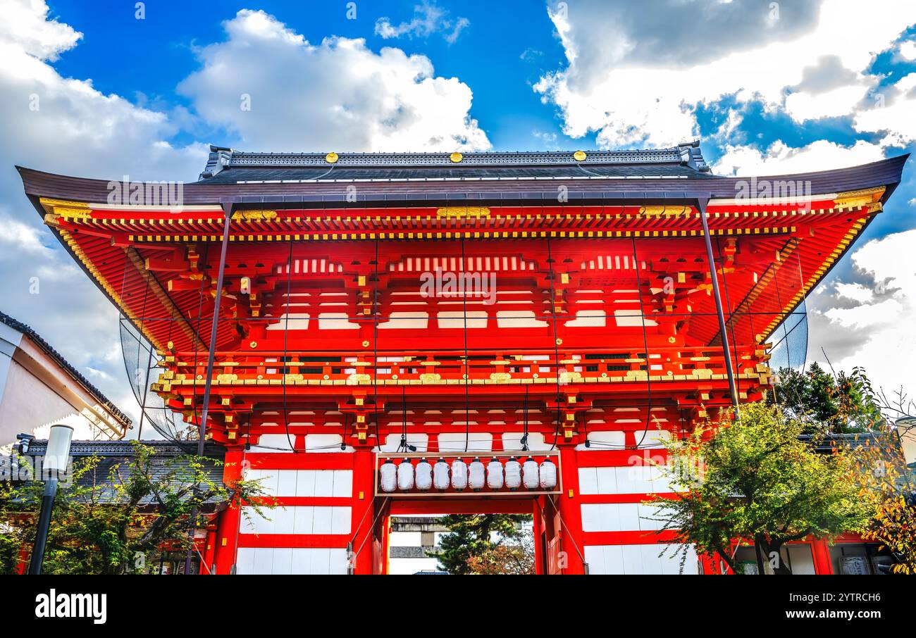 Main gate yasaka shrine hi-res stock photography and images - Alamy