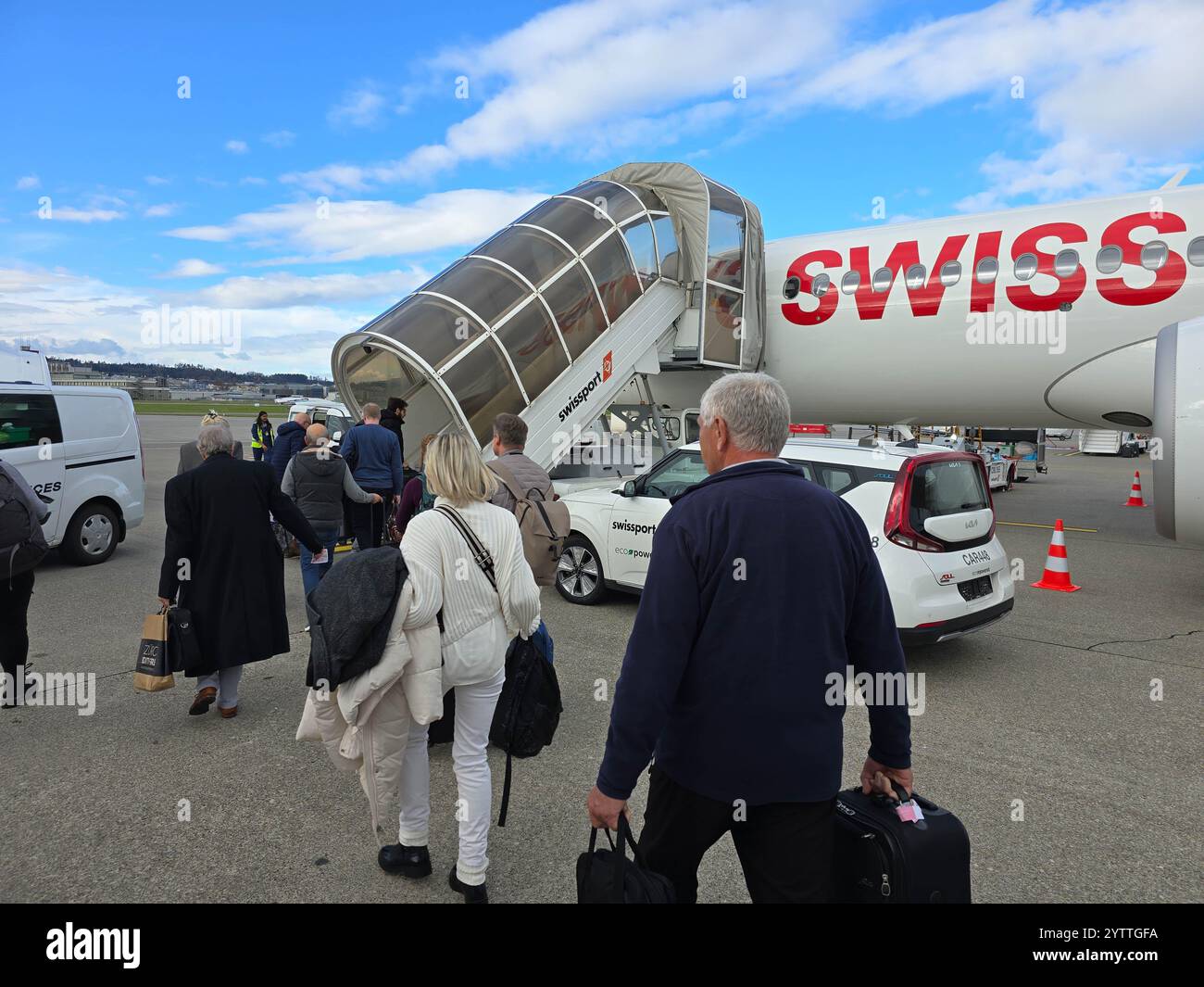 Boarding passengers aircraft hi-res stock photography and images - Alamy
