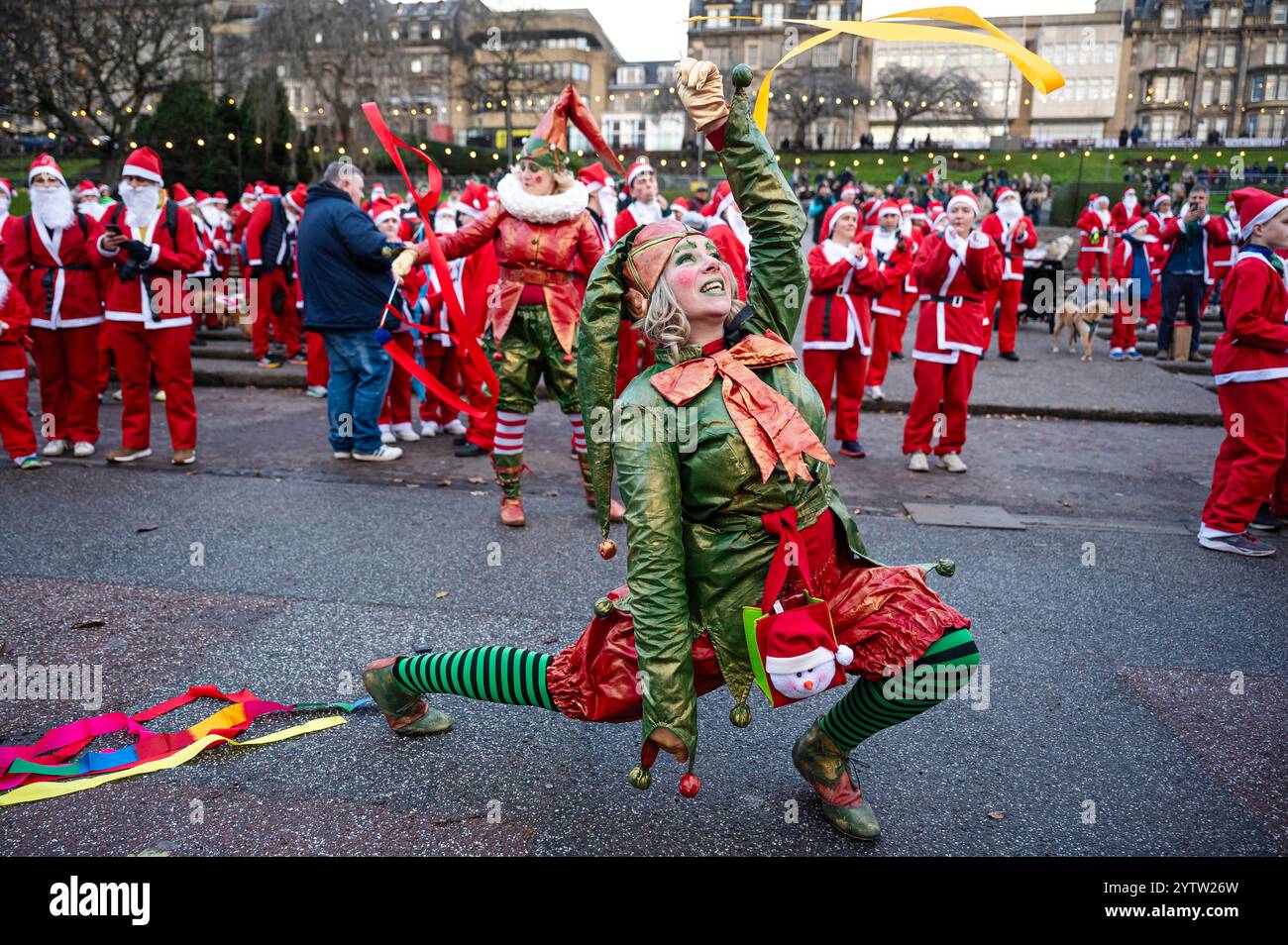 Edinburgh, Scotland, 8th Dec, 2024 400 adults and children and ...