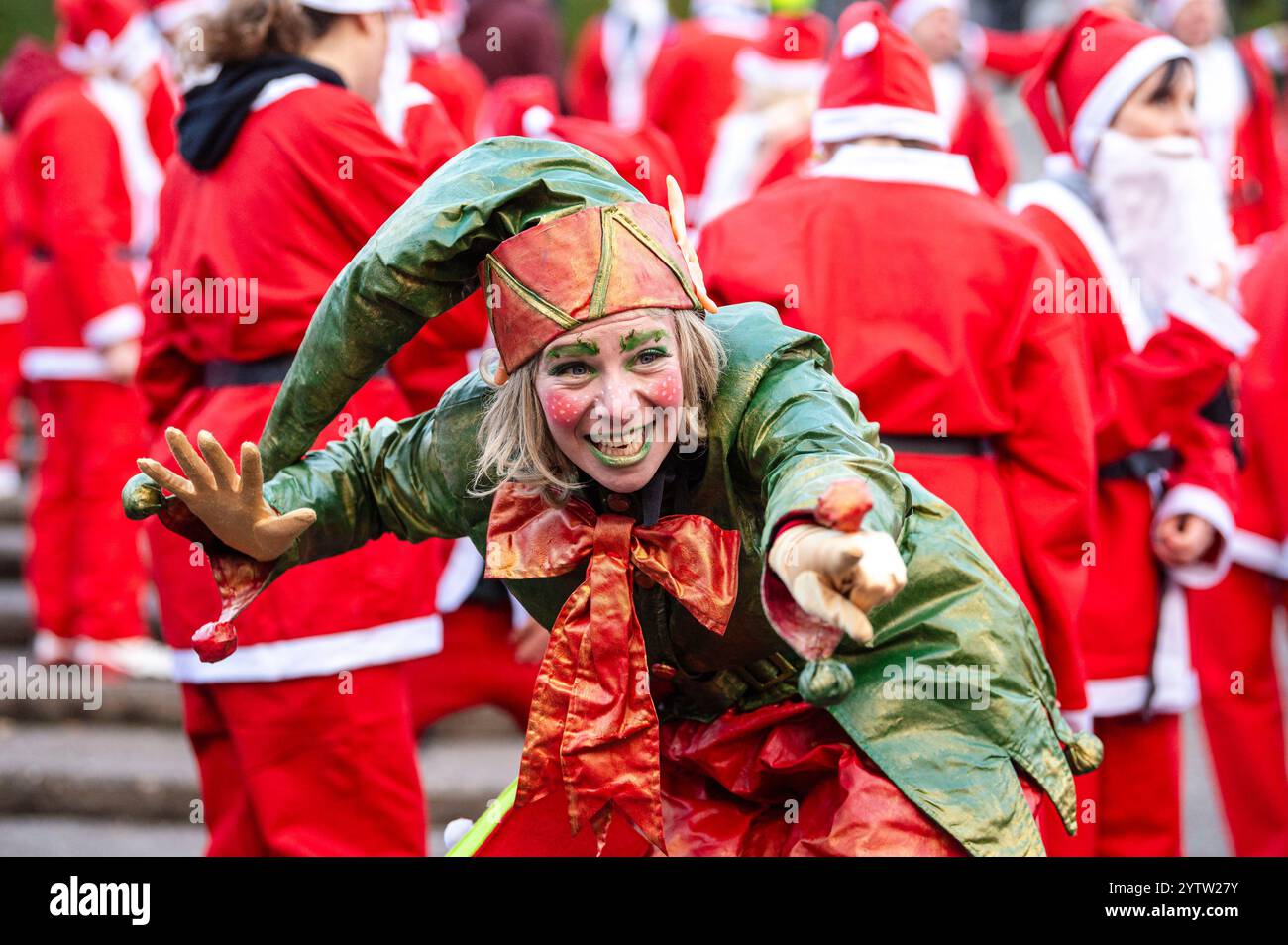 Edinburgh, Scotland, 8th Dec, 2024 400 adults and children and ...