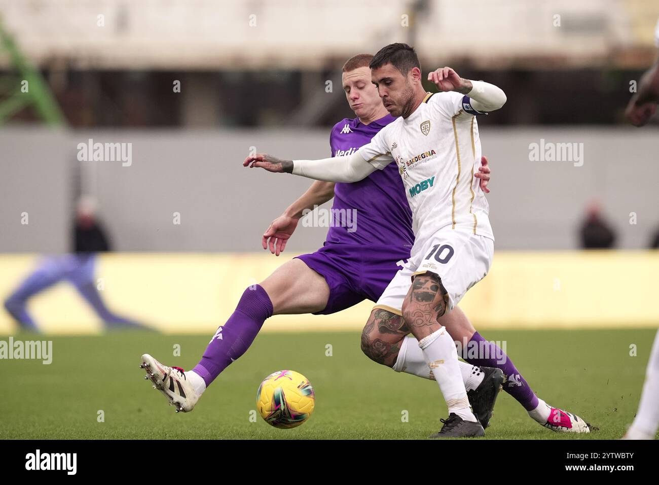 Cagliari's Nicolas Viola fights for the ball with Fiorentina&#x2019;s Pietro Commuzzo during the Serie A Enilive 2024/2025 match between Fiorentina and Cagliari - Serie A Enilive at Artemio Franchi Stadium - Sport, Soccer - Florence, Italy - Sunday December 6, 2024 (Photo by Massimo Paolone/LaPresse) Stock Photo