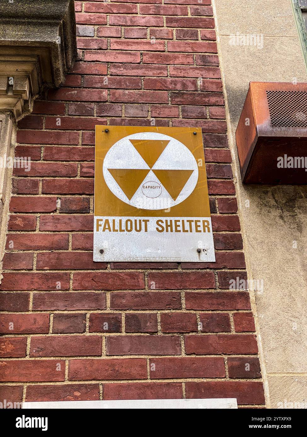 Hinweisschild zu einem Atombunker in New York. Fallout Shelter sind allerdings nicht wirklich als Atombunker geeignet. Stock Photo