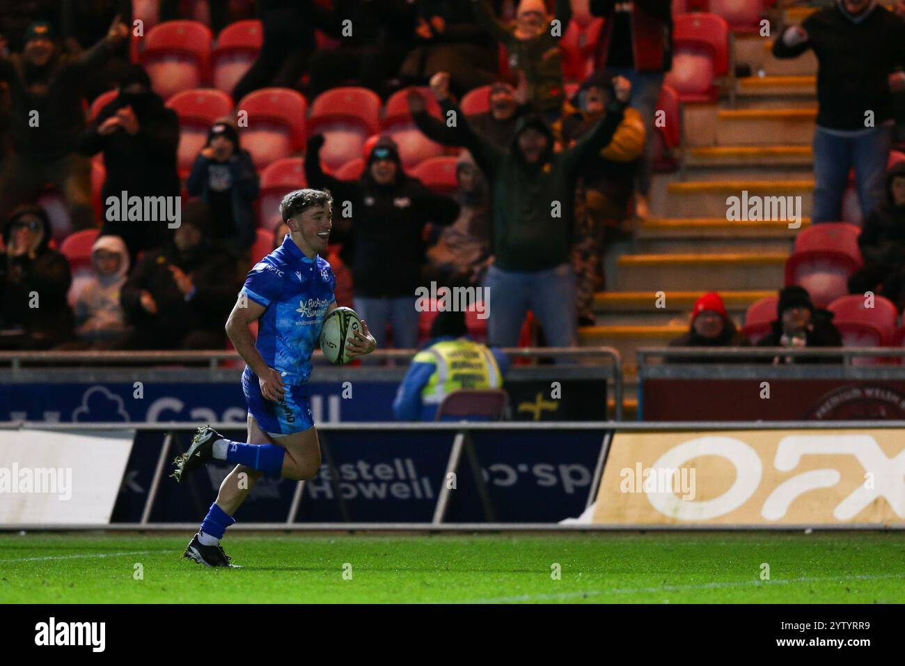 Llanelli, UK. 8 December, 2024. Dan Edwards of Ospreys runs in to score a try during the Ospreys v Emirates Lions EPCR Challenge Cup Match. Credit: Gruffydd Thomas/Alamy Stock Photo