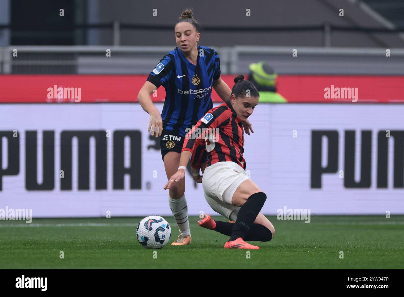 Milan, Italy. 8th Dec, 2024. Chiara Robustellini of FC Internazionale clashes with Monica Renzotti of AC Milan during the Serie A Femminile match at Stadio Giuseppe Meazza, Milan. Picture credit should read: Jonathan Moscrop/Sportimage Credit: Sportimage Ltd/Alamy Live News Stock Photo