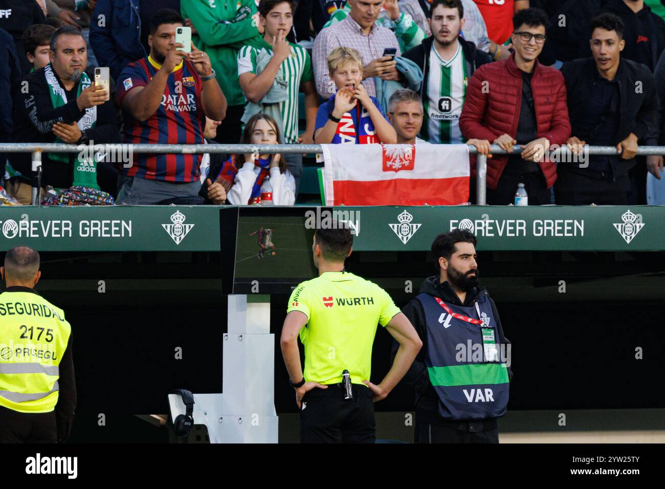 Sevilla, Spain. 07th Dec, 2024. Alejandro Muniz Ruiz (referee) seen in action during LaLiga EASPORTS game between teams of Real Betis Balompie and FC Barcelona at Estadio Benito Villamarin Credit: SOPA Images Limited/Alamy Live News Stock Photo