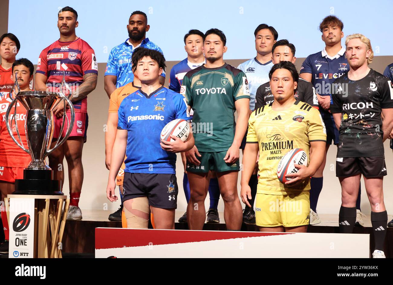 Row (l r) hi-res stock photography and images - Page 16 - Alamy, image size:1300x944