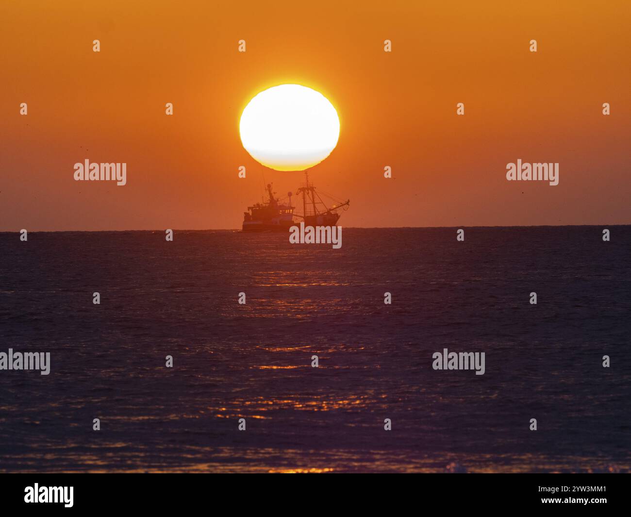 Sea bright sunset boat hi-res stock photography and images - Alamy
