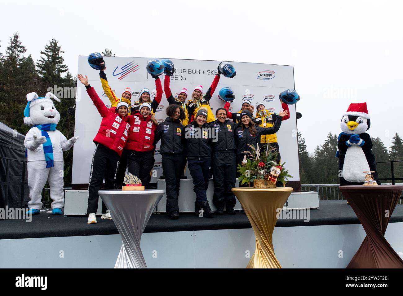 Lisa Buckwitz, Neele Schuten (Deutschland), Laura Nolte, Deborah Levi (Deutschland), Kim Kalicki, Lauryn Siebert (Deutschland), Melanie Hasler, Nadja Pasternack (Schweiz), Kaillie Humphries, Jasmine Jones (USA), Elana Meyers Taylor, Emily Renna (USA) auf dem Podium bei der Siegerehrung, daneben Maskottchen Flocke, GER, IBSF Bob Weltcup Altenberg, Rennen Zweierbob Frauen, 08.12.2024  Foto: Eibner-Pressefoto/Michael Memmler Stock Photo