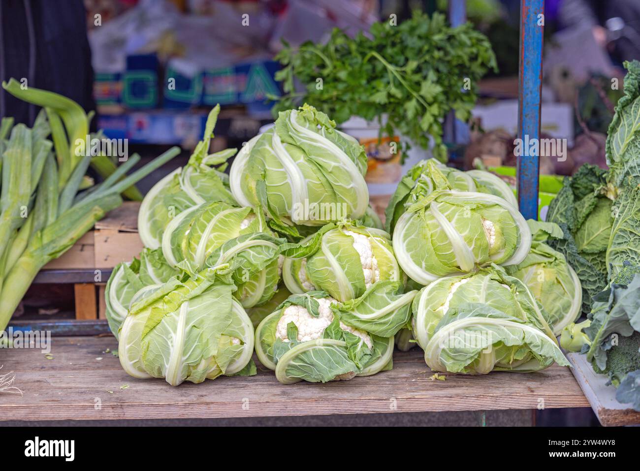 Organic Cauliflower Vegetables at Farmers Market Stall Stock Photo - Alamy