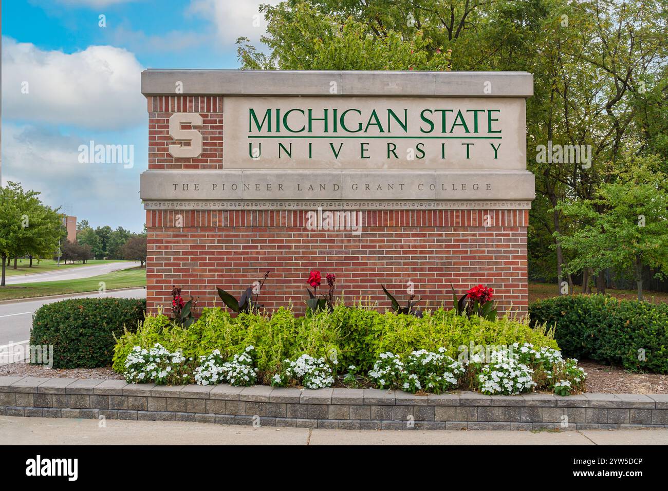 EAST LANSING, MI, USA, SEPTEMBER 20, 2024: Entrance wall and logo to the campus of Michigan State University. Stock Photo