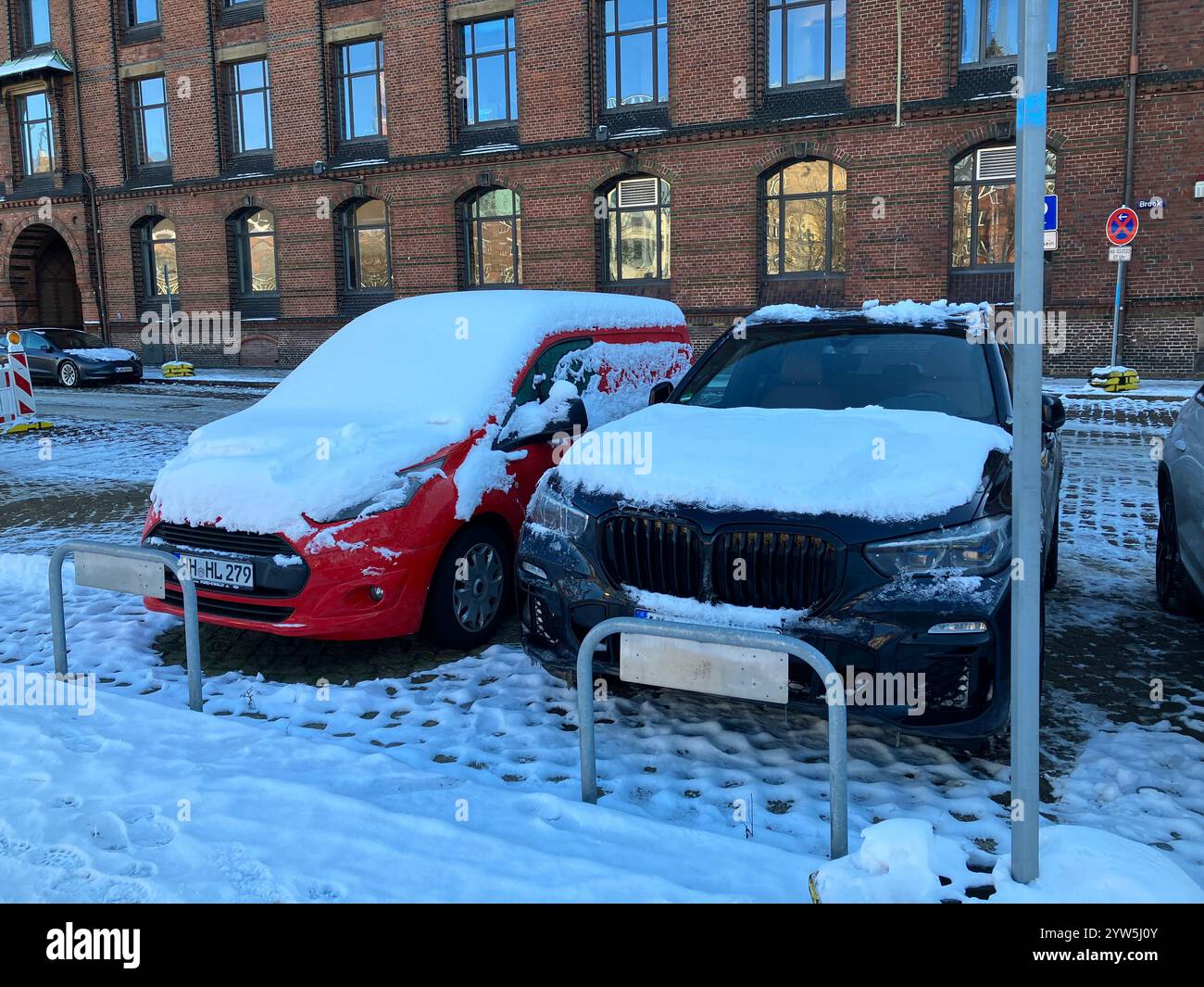 Snow covered cars in The Speicherstadt Warehouse District. HafenCity, Hamburg, Germany. 9th January 2024. - Smartphone Captured Stock Image