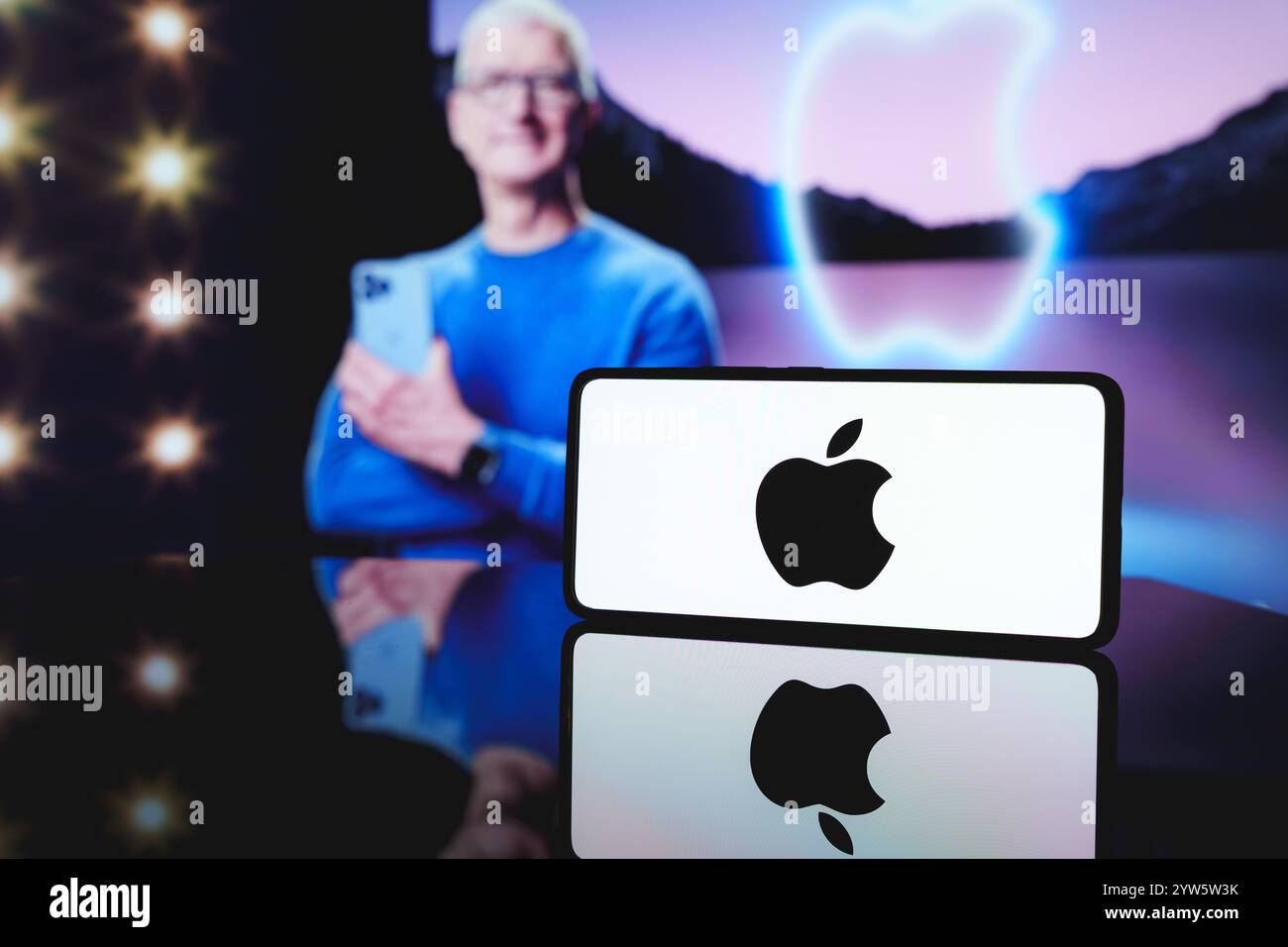 Tim cook apple logo event hi-res stock photography and images - Alamy