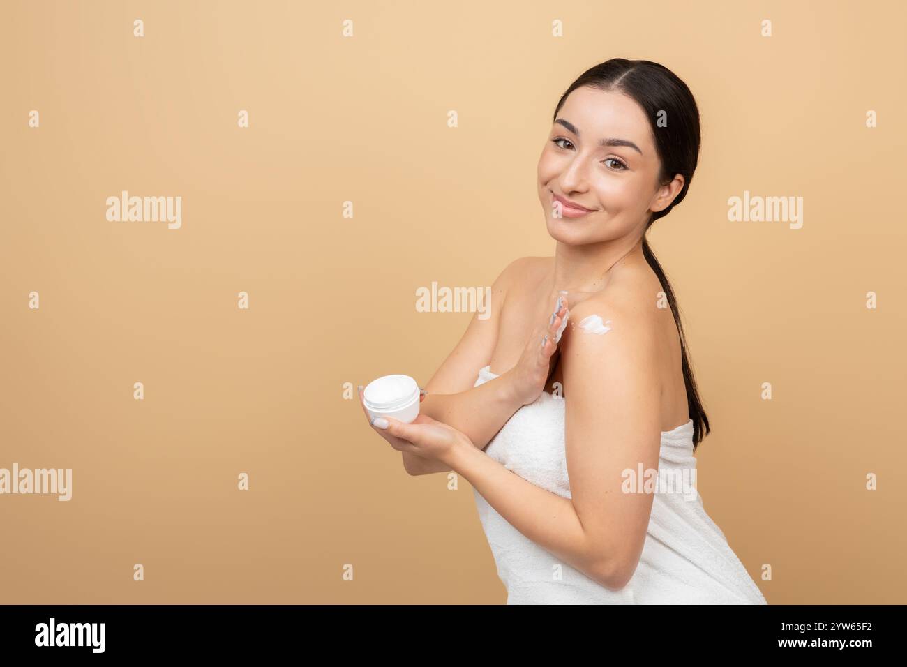 Glowing skin woman body evening hi-res stock photography and images - Alamy