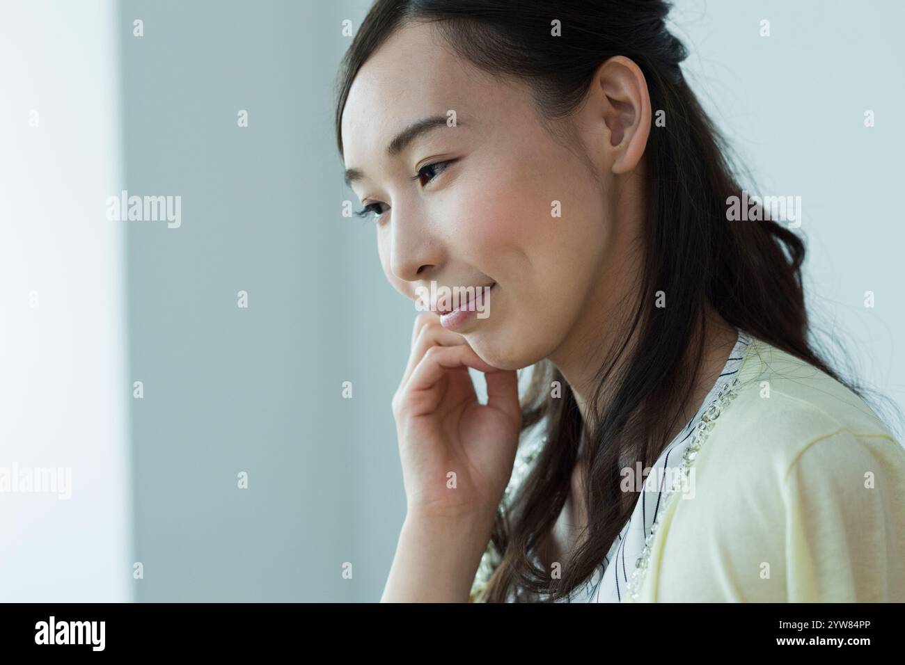 Woman in her 20s smiling Stock Photo - Alamy