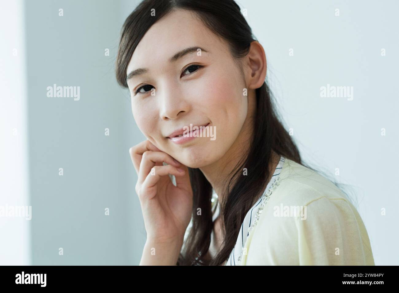 Woman in her 20s smiling Stock Photo - Alamy