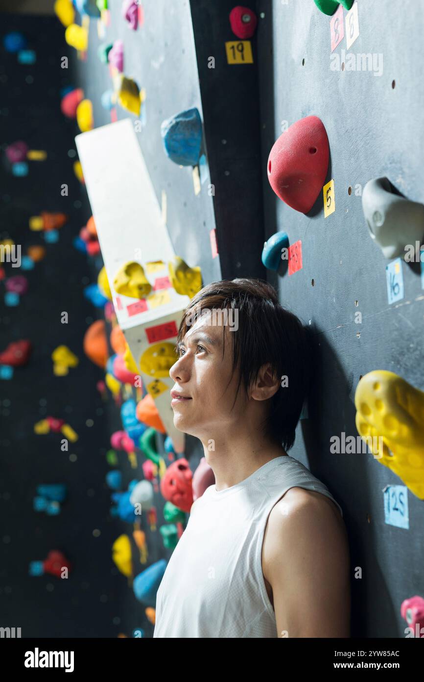 Man standing in front of wall hi-res stock photography and images - Alamy