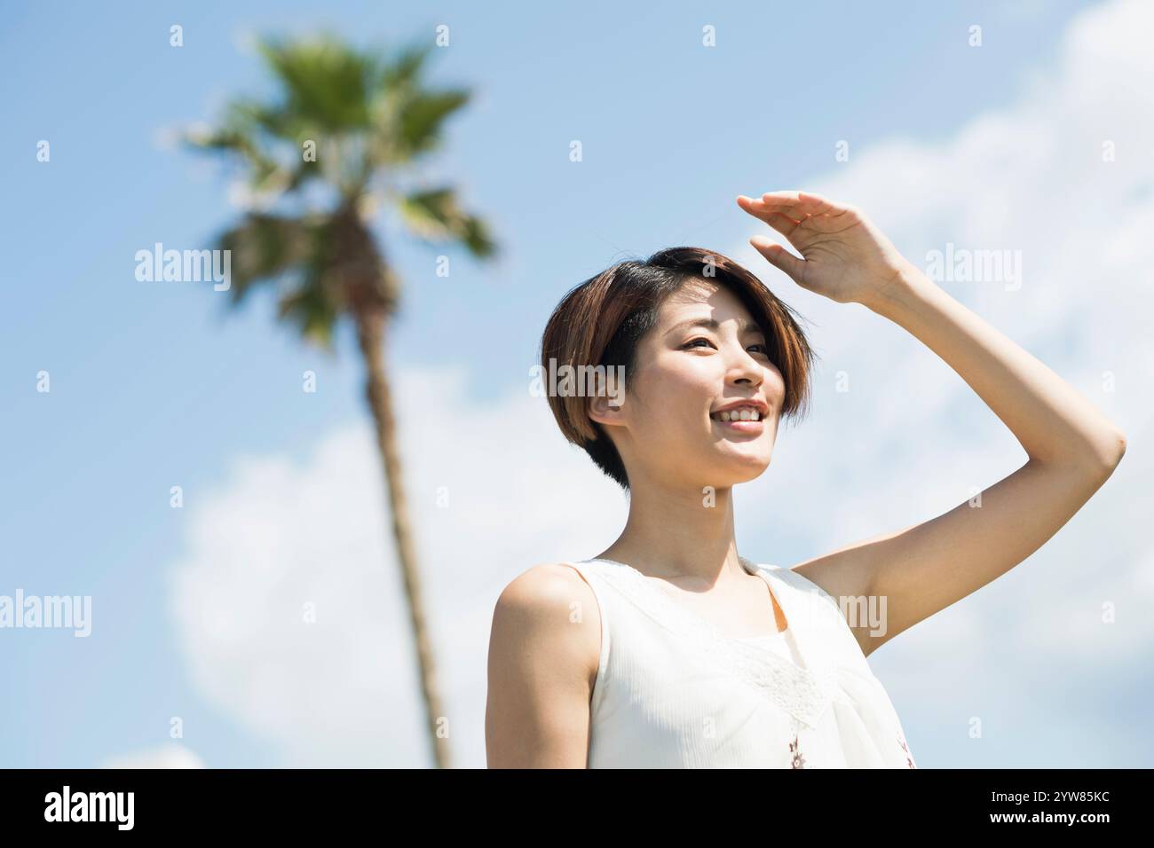 Woman in her 20s looking up at the sky Stock Photo - Alamy