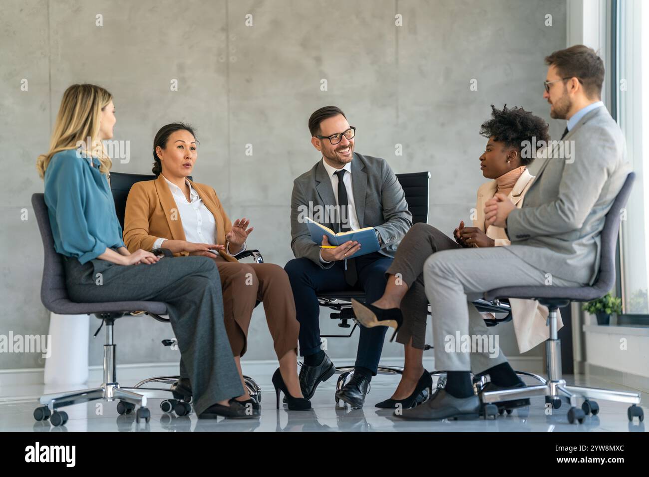 Diversity group of people zoom hi-res stock photography and images - Alamy