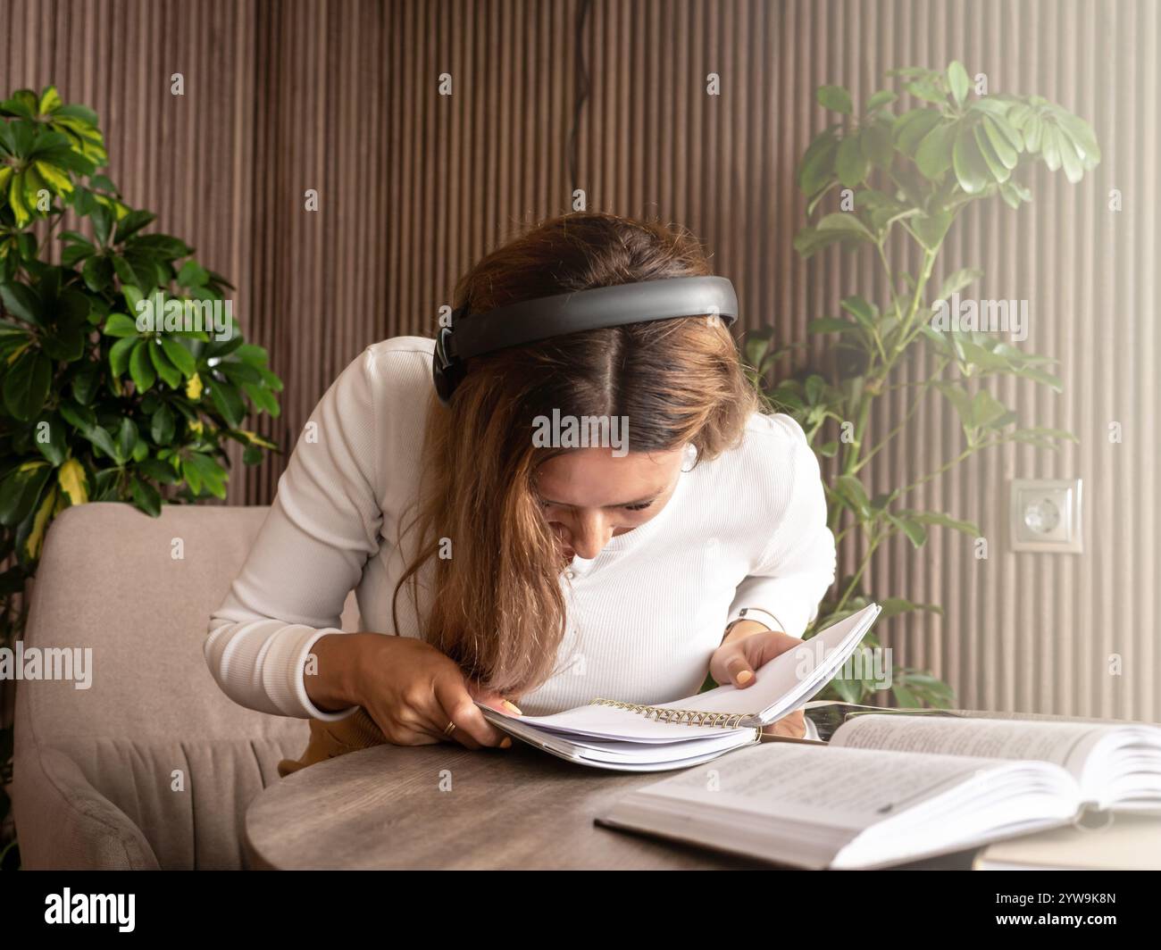 Young woman leaning over desk hi-res stock photography and images - Alamy