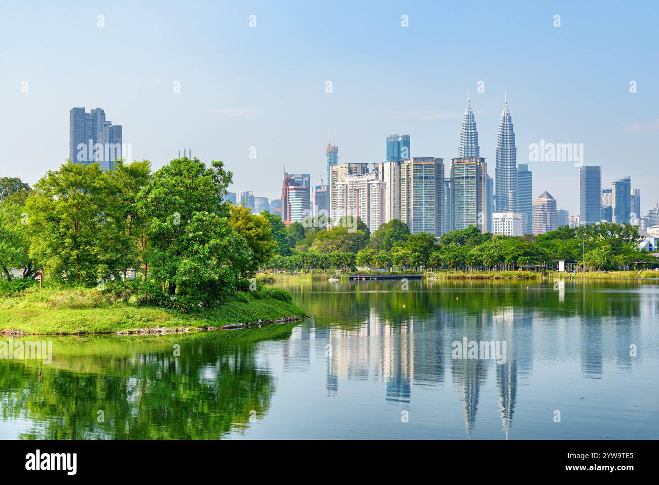 City park lake fountain sunset hi-res stock photography and images - Alamy