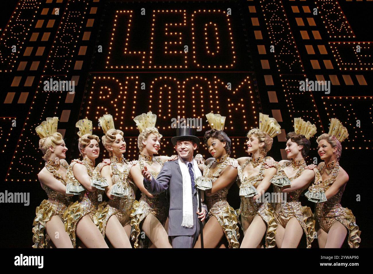 Lee Evans (Leo Bloom) in THE PRODUCERS at the Theatre Royal Drury Lane, London WC2  09/11/2004  book: Mel Brooks & Thomas Meehan  music & lyrics: Mel Brooks  set design: Robin Wagner  costumes: William Ivy Long  lighting: Peter Kaczorowski  direction & choreography: Susan Stroman Stock Photo