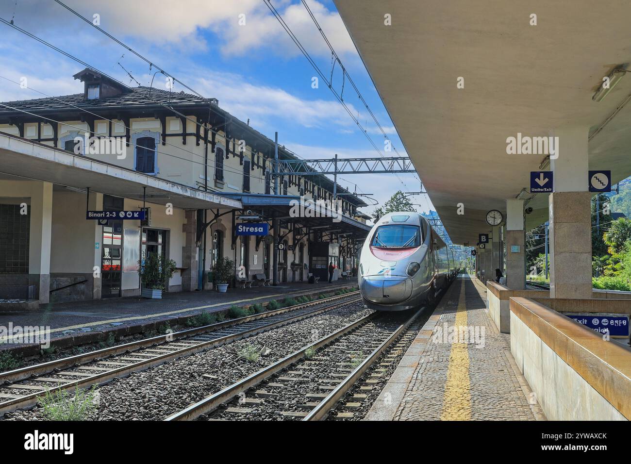 Waiting at a train station platform hi-res stock photography and images ...